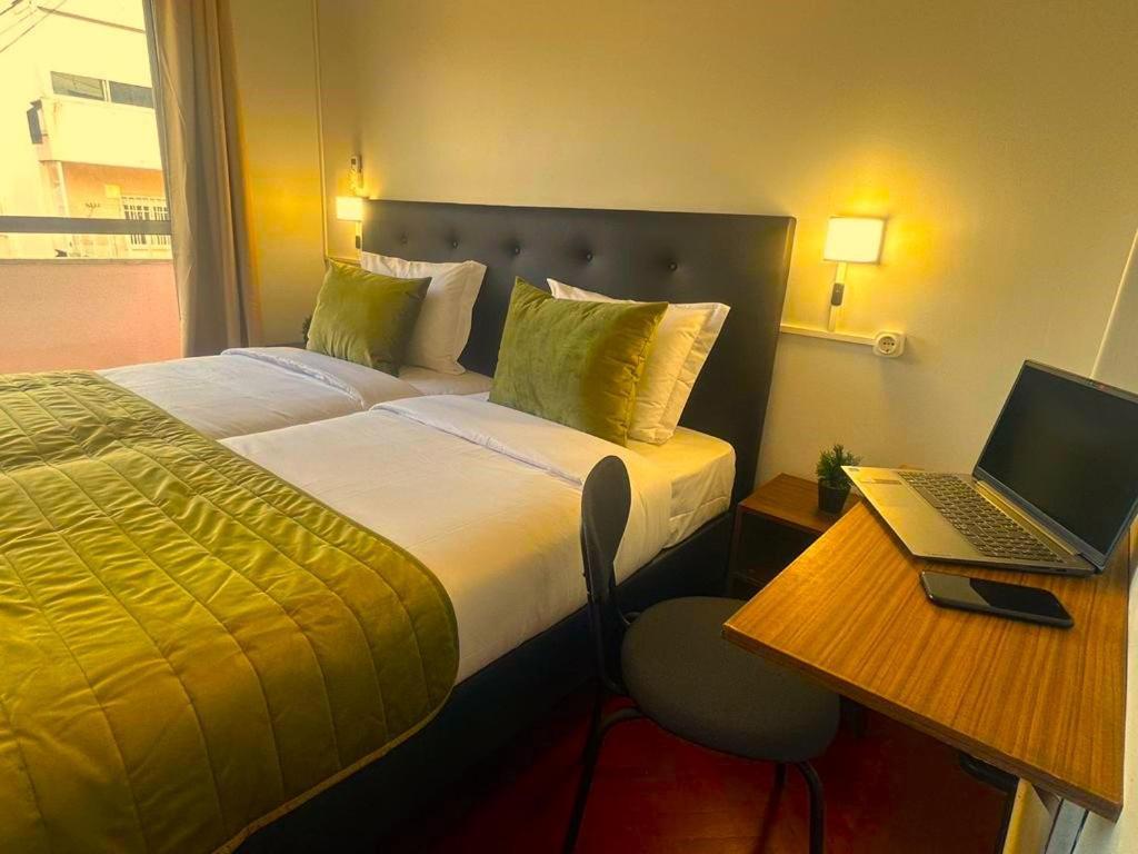 Lisabonna Guest House Amadora Bagian luar foto