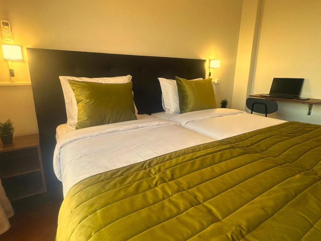 Lisabonna Guest House Amadora Bagian luar foto