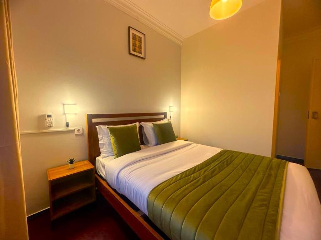 Lisabonna Guest House Amadora Bagian luar foto